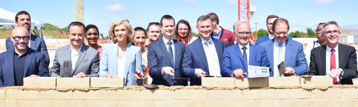 Pose de la première brique de terre crue !